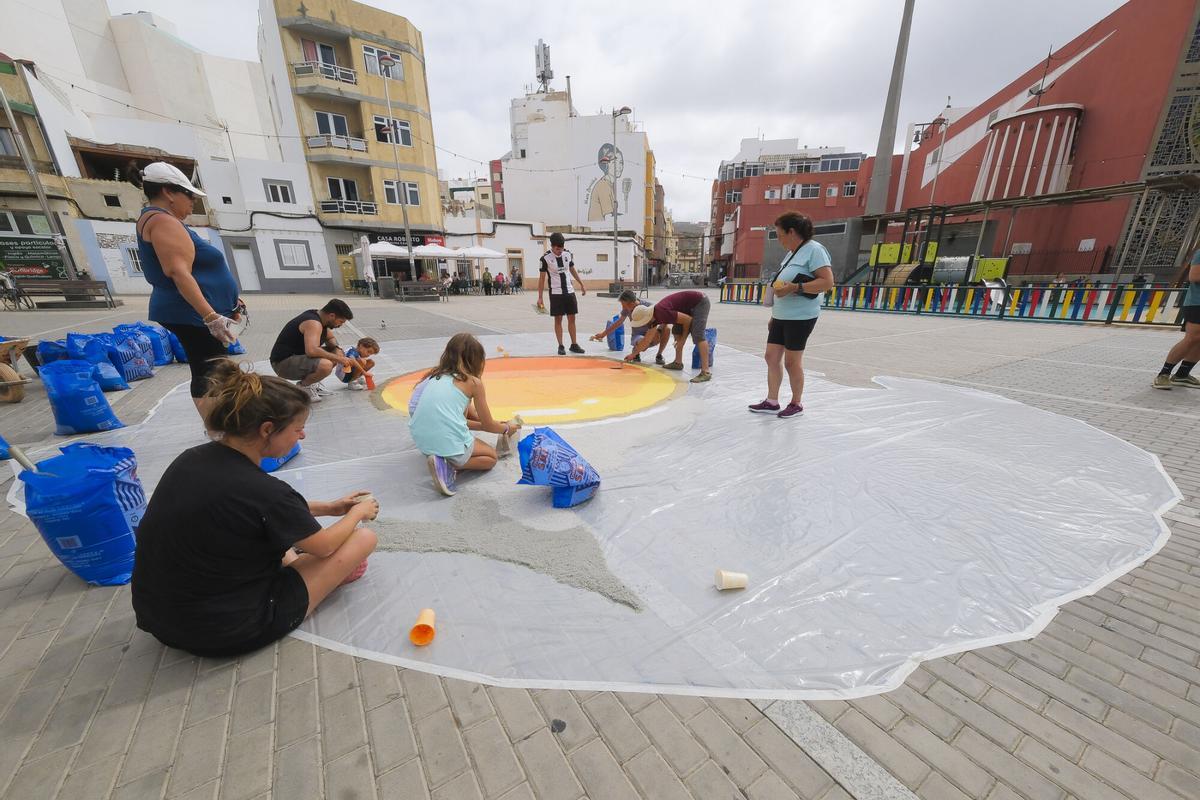 Vecinos de Guanarteme reivindican la falta de sombra y zonas verdes haciendo una alfombra de sal con la imagen de un huevo frito