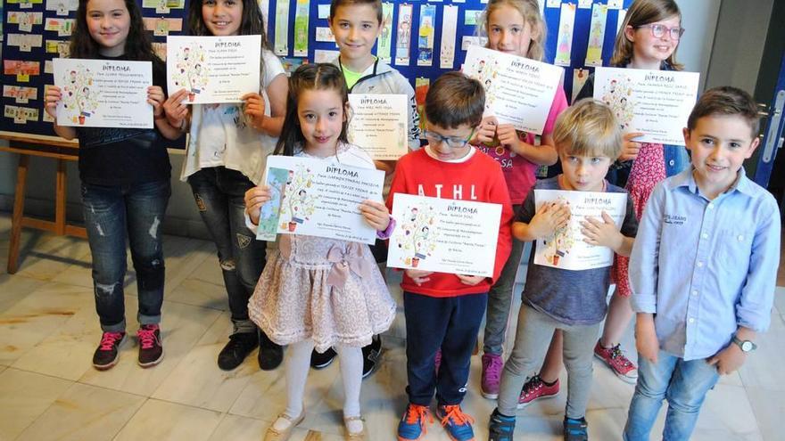 Por la izquierda, atrás, Llara Trillo, Sara Diego, Noel Onís, María Pérez y Shanna Bell Grace; delante, Carmen Pombal, Nicolás Arboleya, Lian Puigdollers y Mateo Ordóñez.