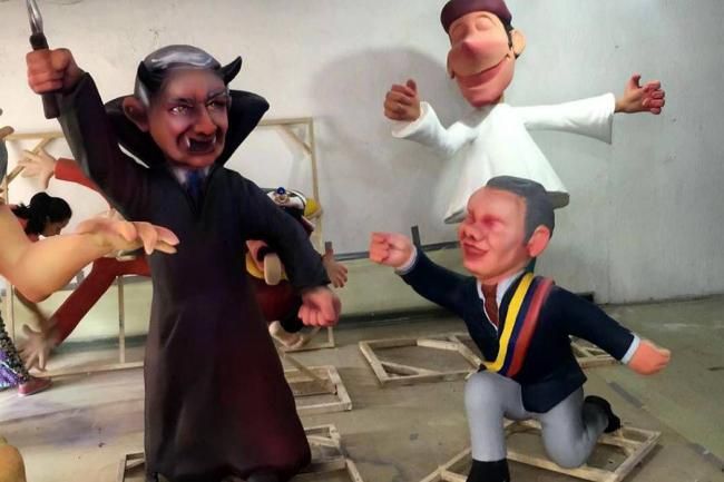 Estas son las figuras de la discordia: el ex presidente Uribe y el actual, Duque, convertidos en ninots de falla...