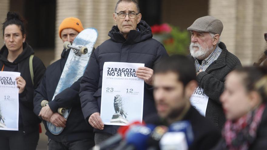 La plataforma 'Zaragoza no se vende' se presenta de forma oficial a las puertas del Ayuntamiento de Zaragoza, este miércoles.