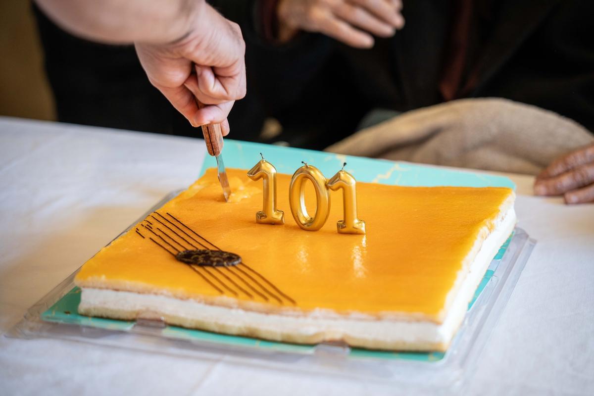 El emotivo 101 cumpleaños de Teresa Rodríguez en una residencia emeritense.