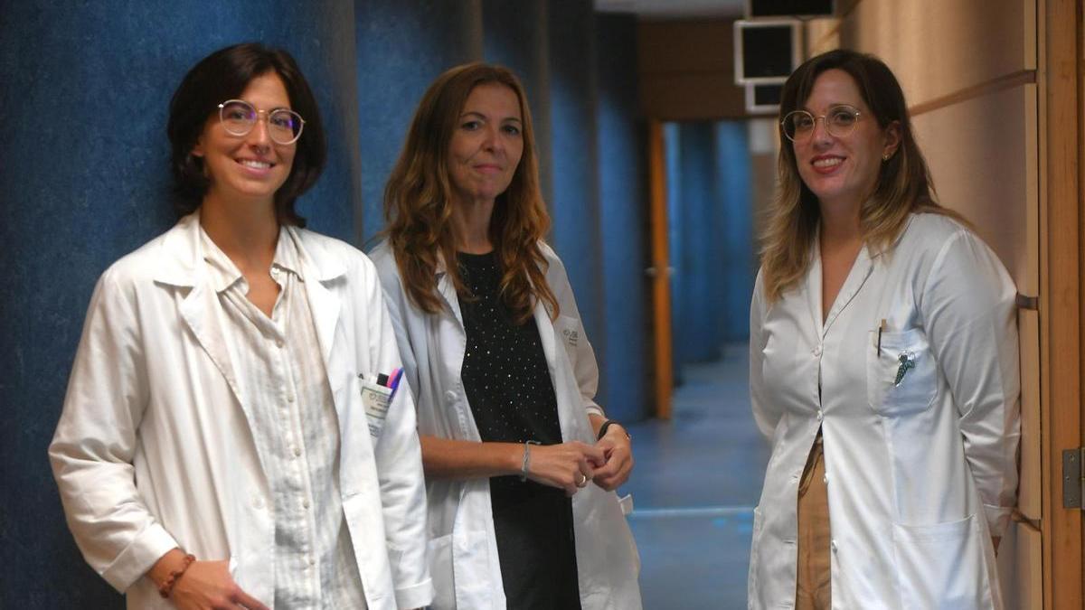Sara García, Mercedes Fernández y la doctora Andrea Prieto, en el centro de salud San José, donde se localiza la Unidad de prevención del suicidio del área sanitaria de A Coruña y Cee.