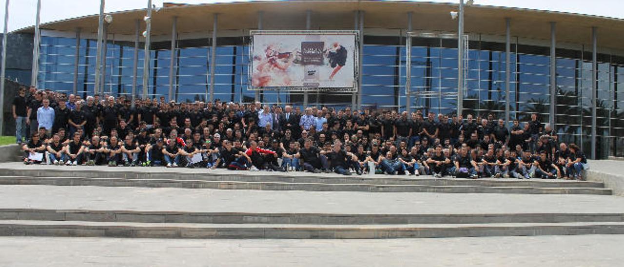 Foto de familia con todos los asistentes e invitados al Tagoror Clinic de Árbitros junto al Palacio de Congresos de Expomeloneras.