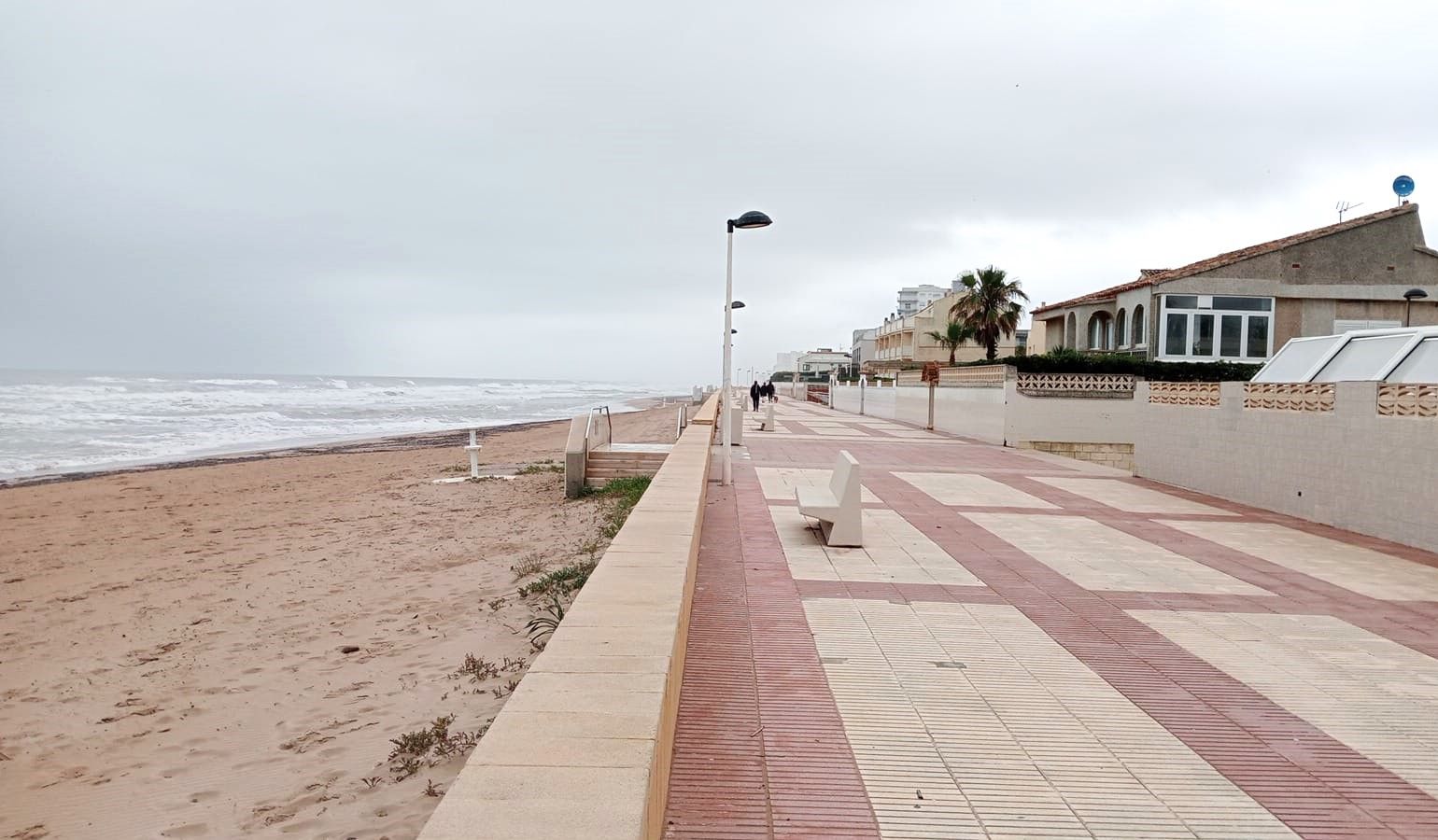 Playa y paseo marítimo de Daimús.