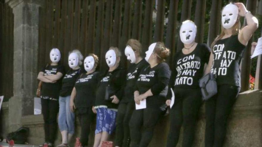Mujeres de la asociacion Ve-la-luz durante la protesta. // Efe