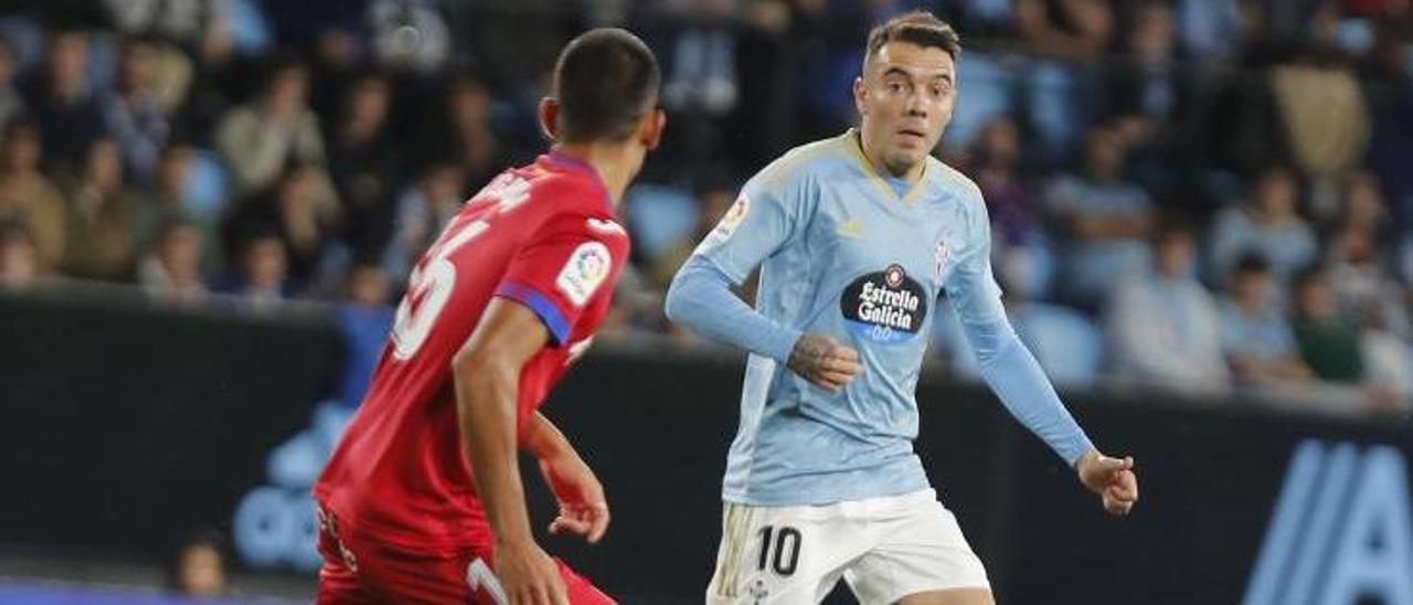 Iago Aspas conduce la pelota durante el partido del lunes. // RICARDO GROBAS