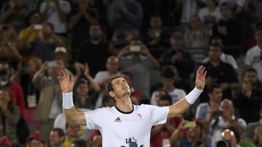 Murray, exhausto, alza los brazos al cielo tras vencer en la gran final al argentino Del Potro.