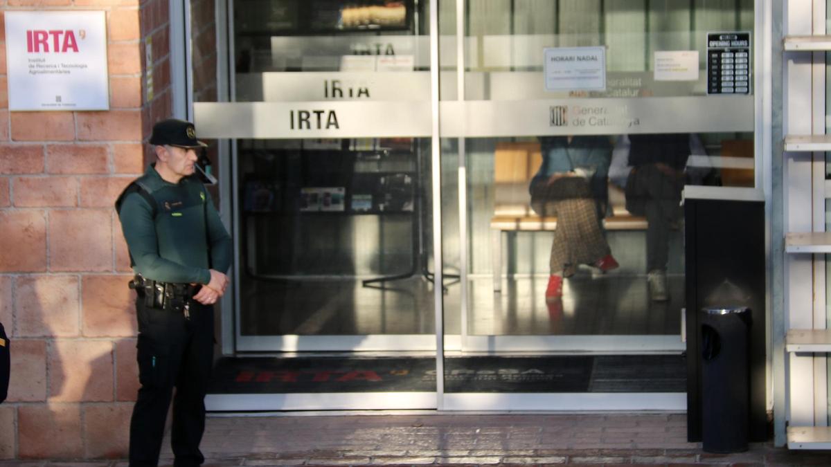 Un agent de la Guàrdia Civil a l’exterior del Cresa