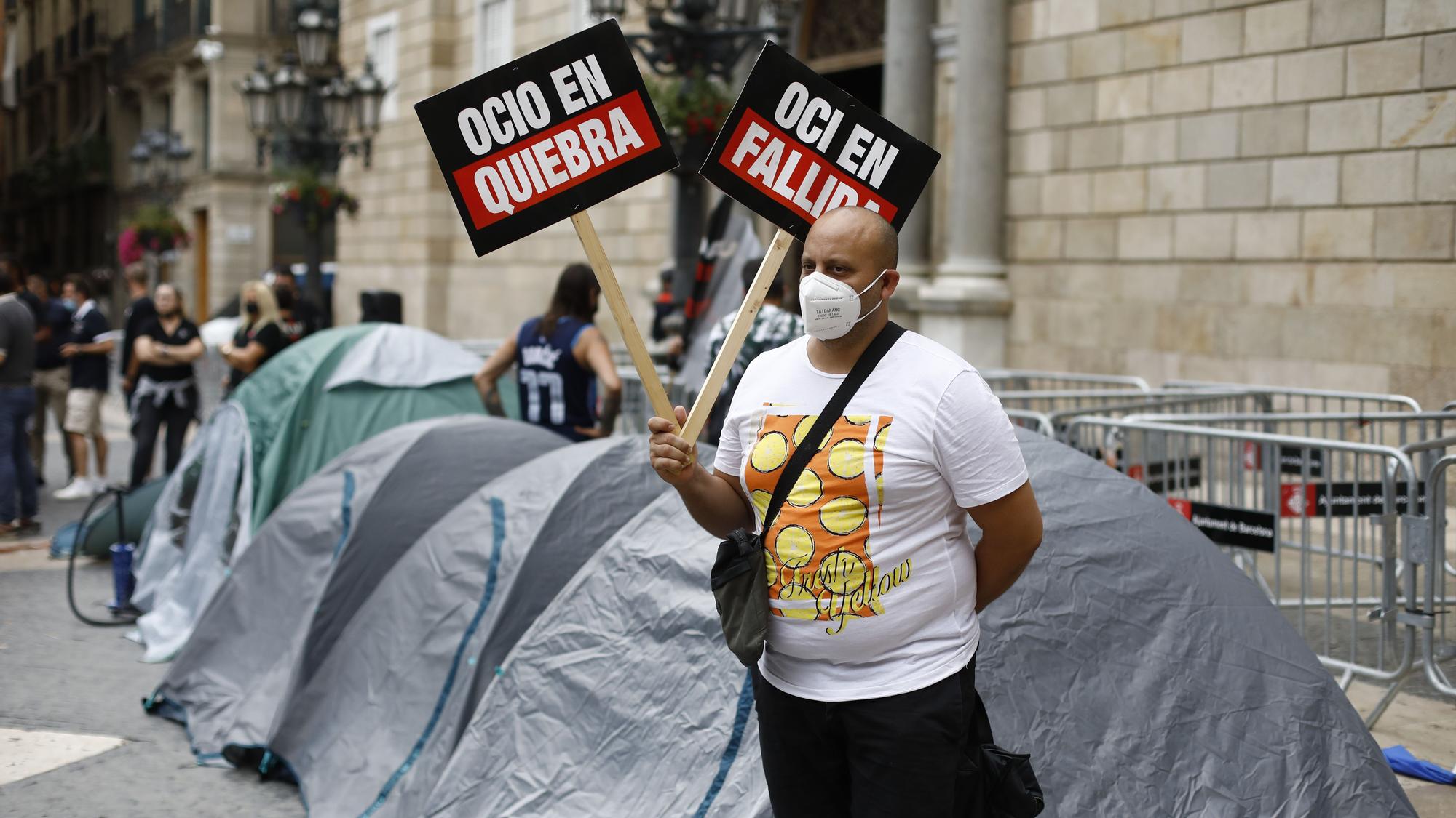 Primera noche de acampada y huelga de hambre de empresarios de ocio nocturno en Barcelona