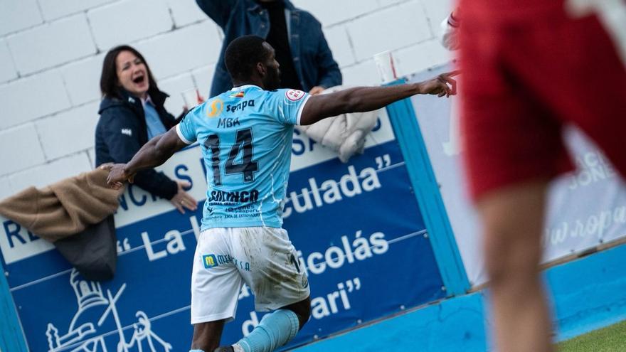 Mba celebrando uno de los últimos goles del Coria.
