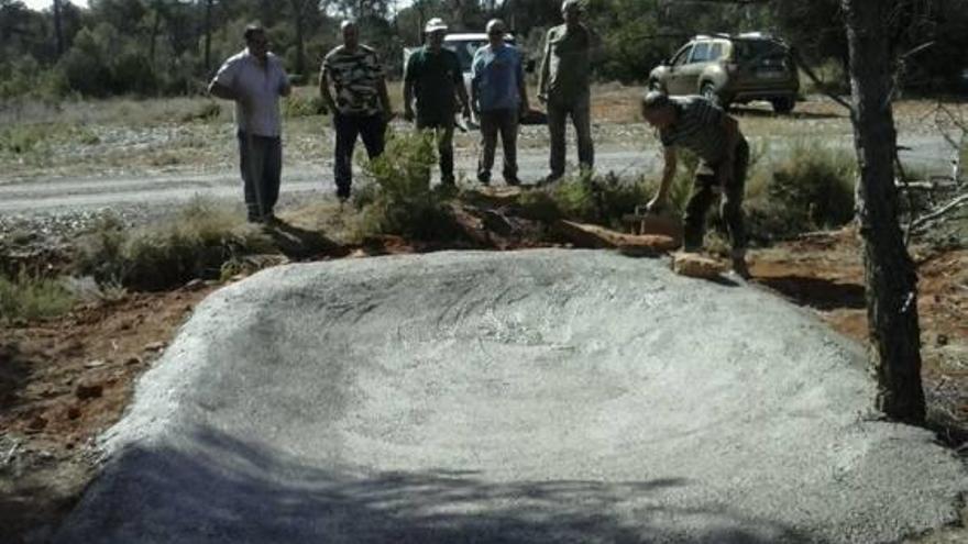 Los cazadores de Sagunt invierten 2.000 euros para asegurar el agua a los animales