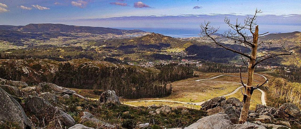 Imagen tomada desde el pico del Monte Galiñeiro en Morgadáns, con Nigrán y Baiona al fondo.