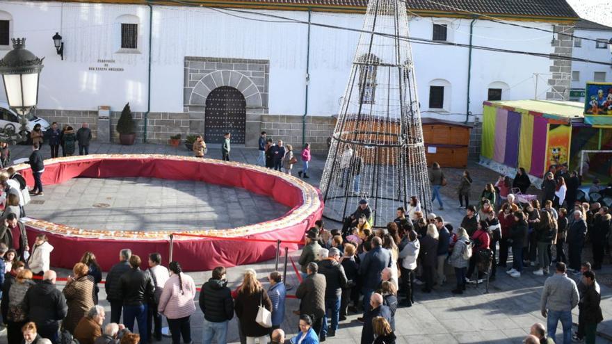 Más de mil personas degustan un roscón en Villanueva de Córdoba.