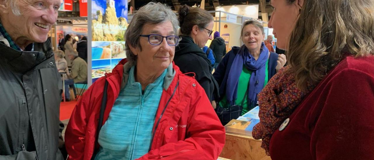 Turistas se interesan por La Gomera en una feria. | | E.D.