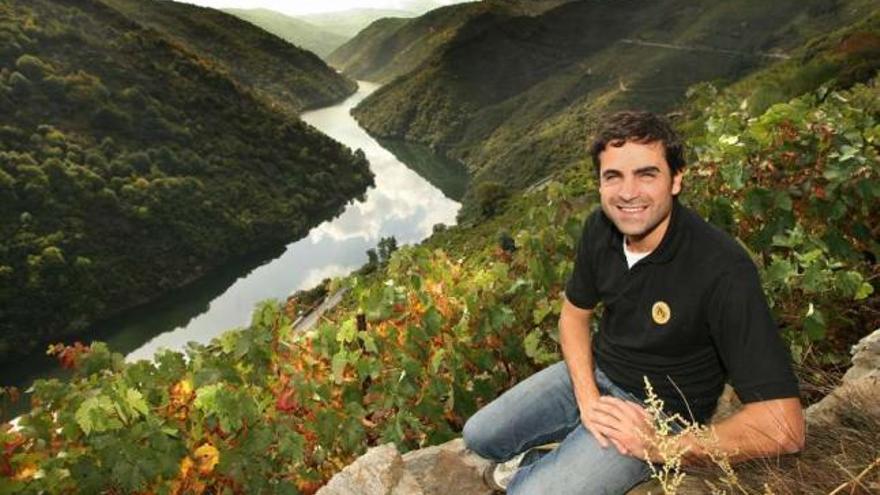 El vigués Iván Gómez, hijo de Horacio Gómez, en los viñedos de su bodega en Sober.  // R. Viarum