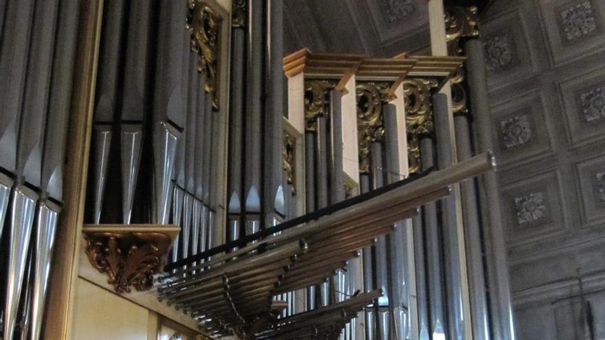 El organista Arturo Barba