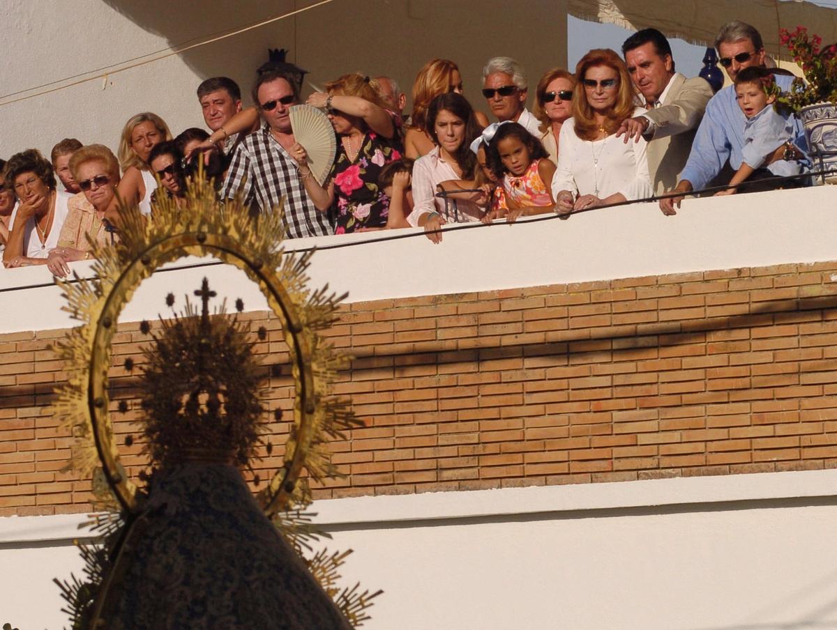 Rocío Jurado junto con su familia celebrando el Rocío.