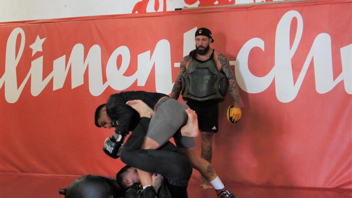 Ilia Topuria, Aleksandre Topuria y Jorge Climent durante un entrenamiento en el Climent Club