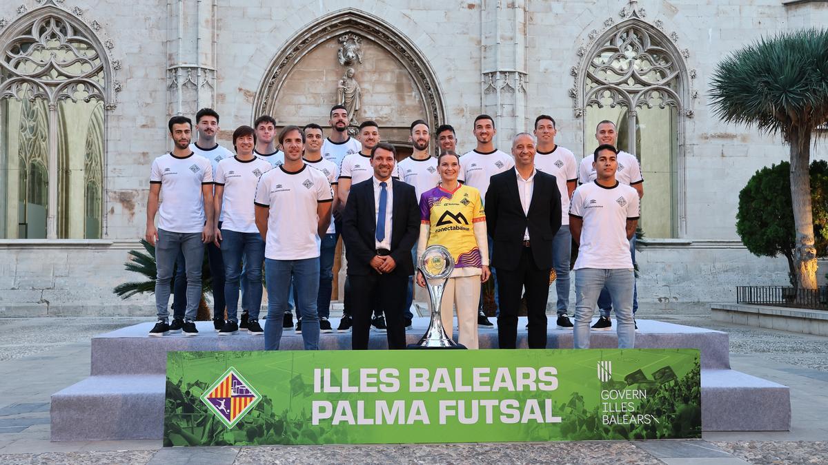 El Illes Baleares Palma Futsal posa con la presidenta Marga Prohens en el Consolat de Mar.