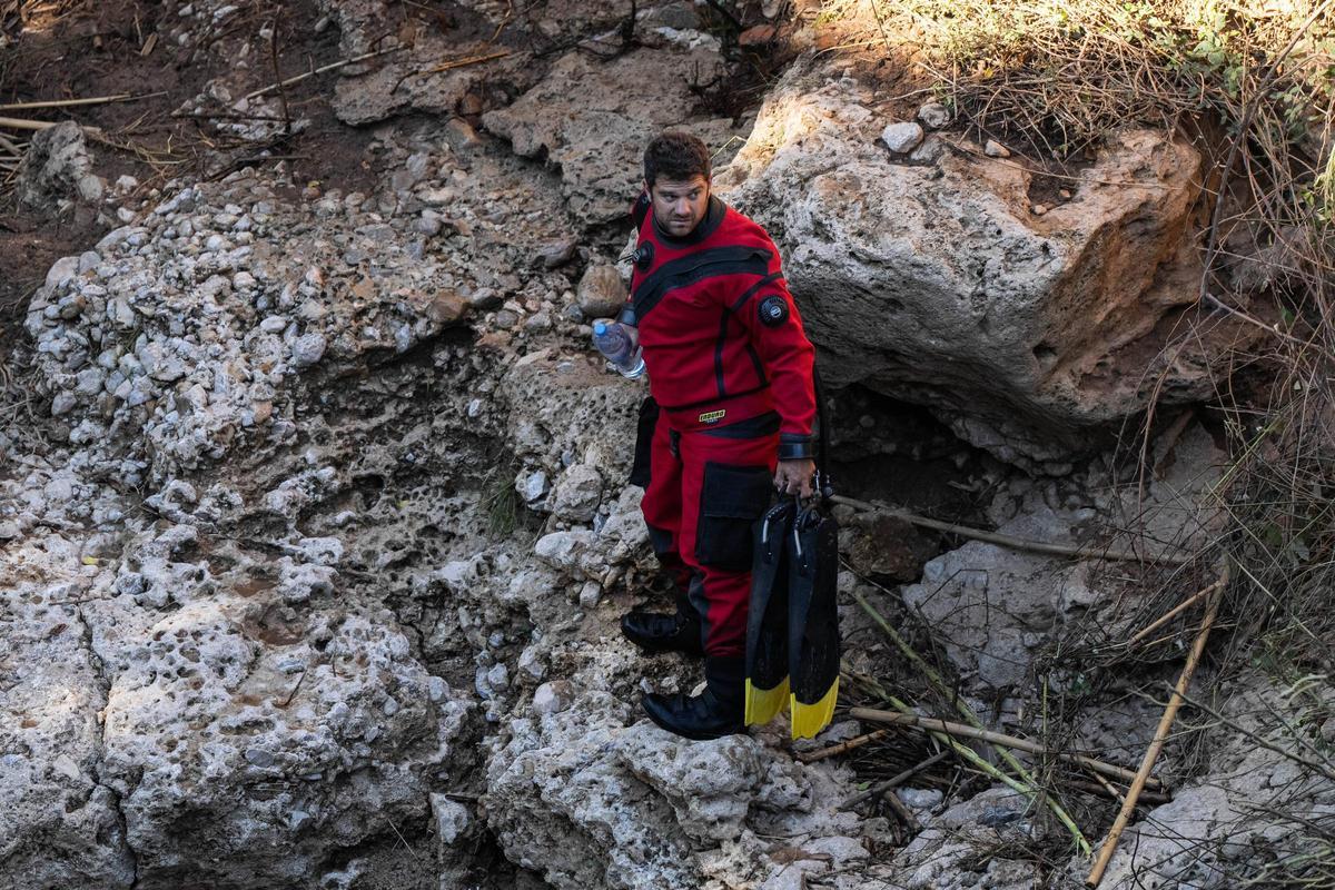 Los bomberos intensifican en Mediona la búsqueda del padre del menor hallado muerto
