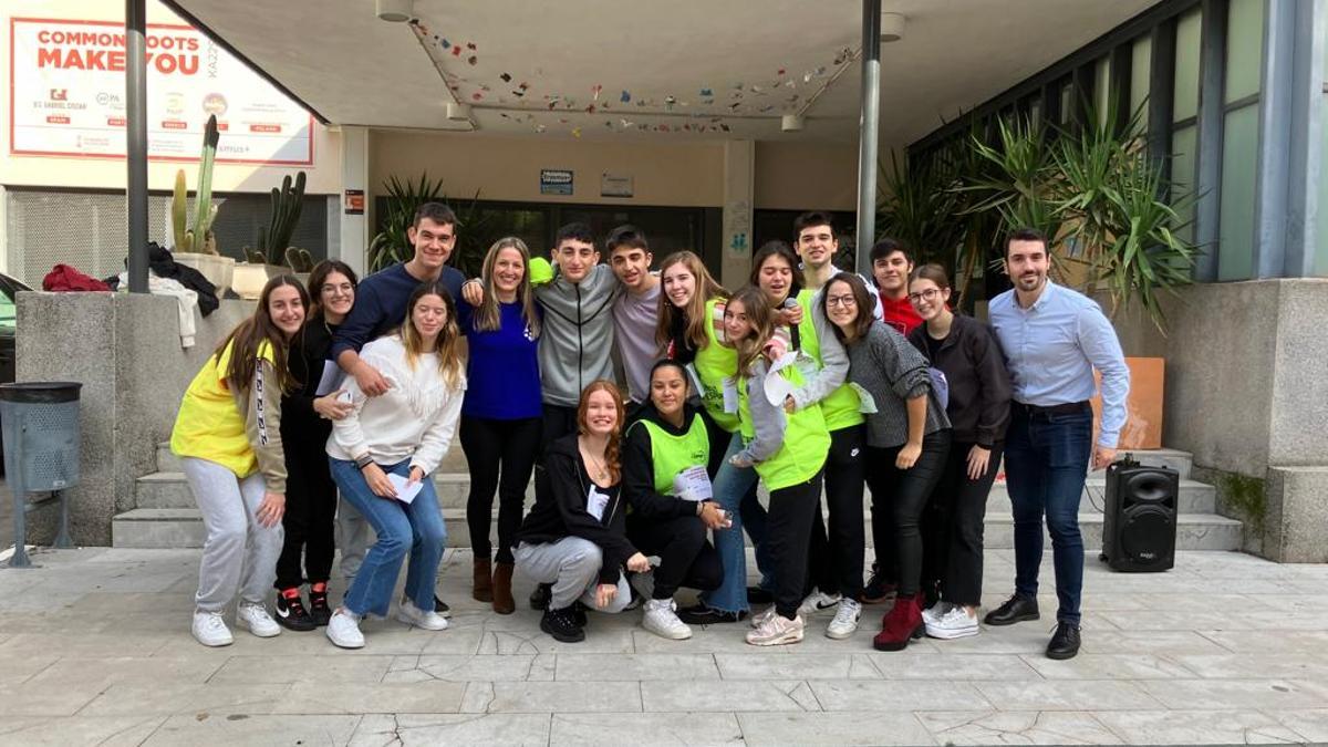 La regidora d'Educació d'Oliva, Ana Morell, amb un dels grups d'estudiants participants