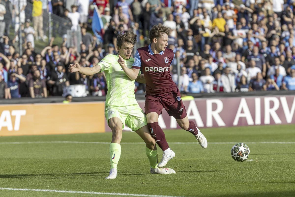 Barcelona's Andres Cuenca, left, fights for the ball with Trabzonspor's Onuralp Cakiroglu, right, during the UEFA Youth League Final match between Trabzonspor and Barcelona, at the Colovray Sports Centre in Nyon, Switzerland, Monday, April 28, 2025. (Salvatore Di Nolfi/Keystone via AP)