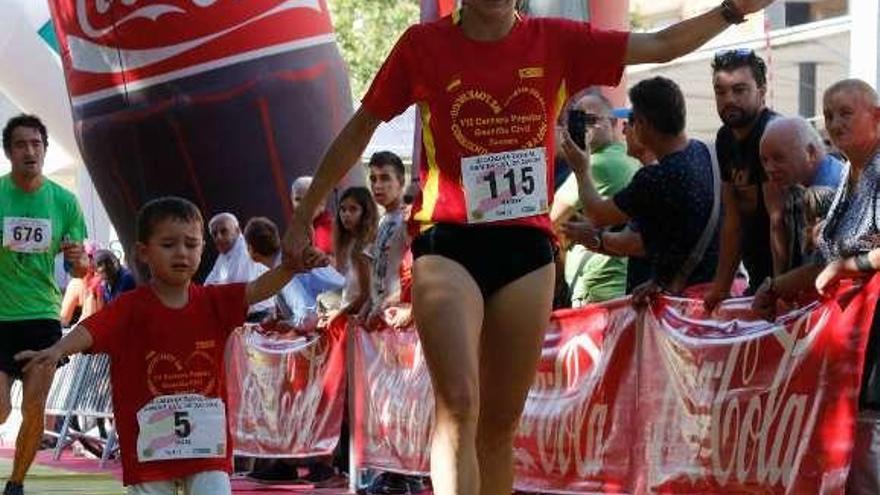 María Díez cruzó la meta con su hijo de la mano.