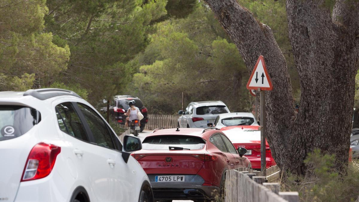 Embotellamiento de coches en la rotonda de acceso a ses Salines.