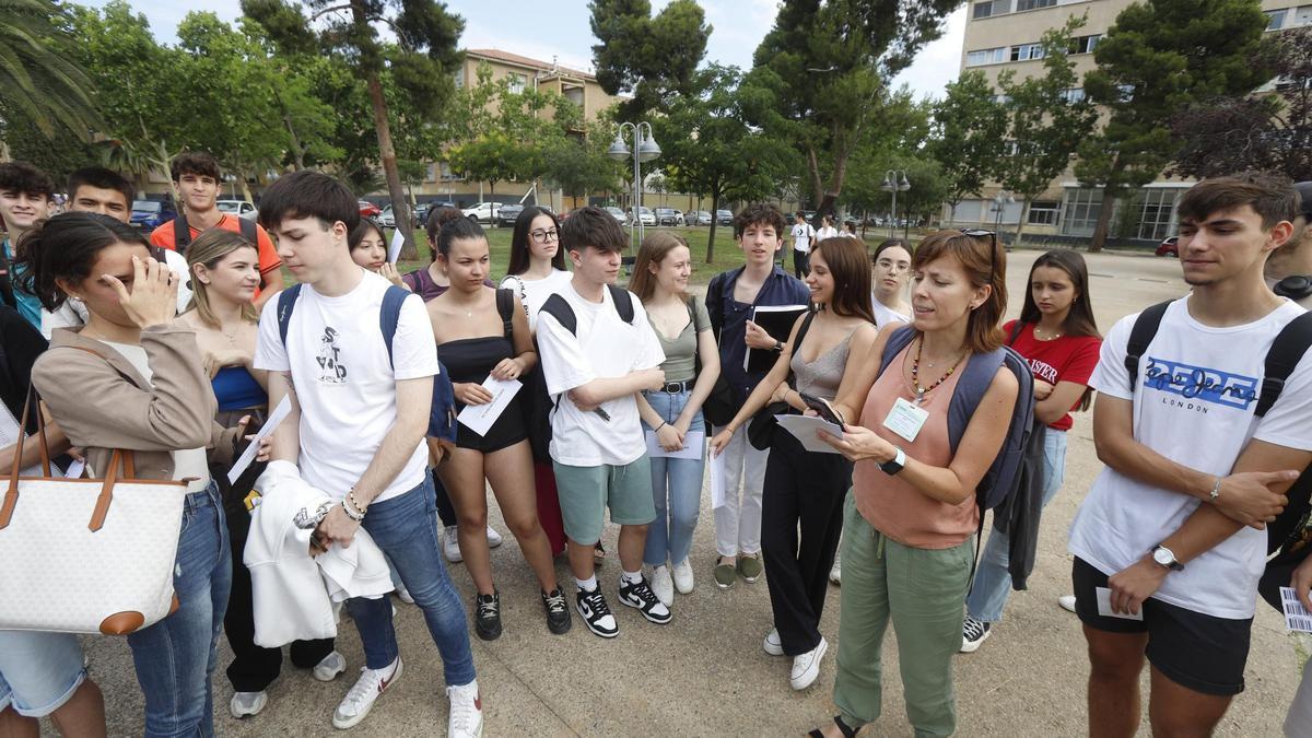 Un grupo de alumnos, junto a su profesora, momentos antes de entrar a un éxamen el pasado año en Zaragoza