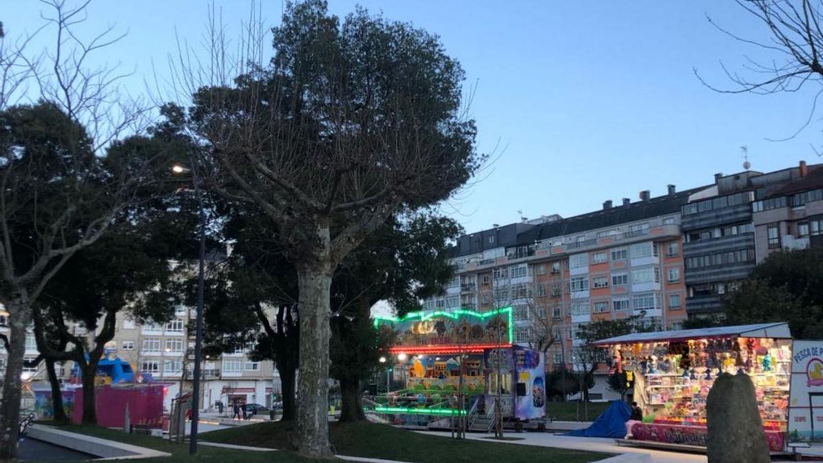 Los puestos de la Alameda ayer, activos pese a ser lunes.