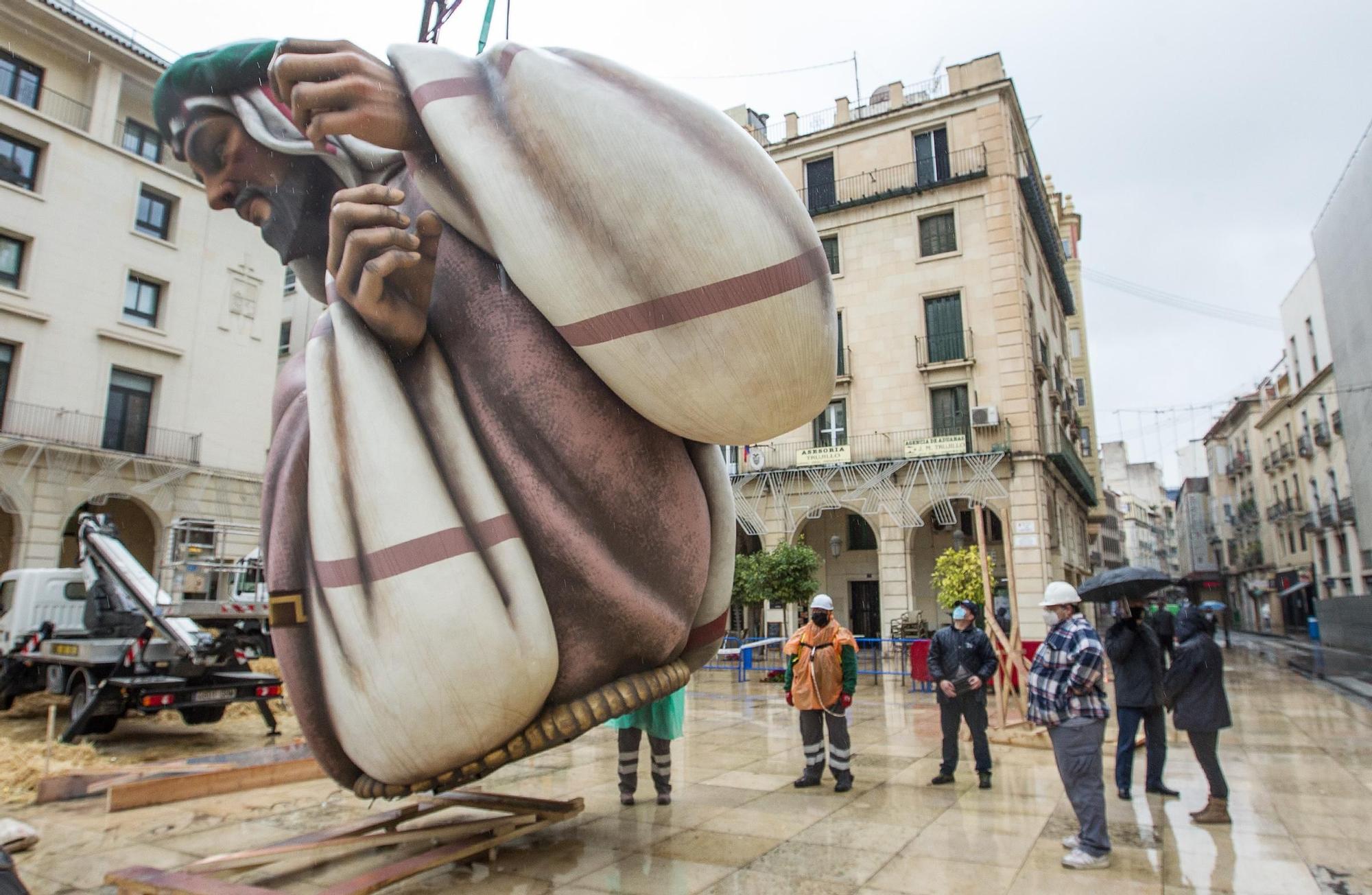 Arranca el desmontaje del Belén Gigante pese a la lluvia en Alicante