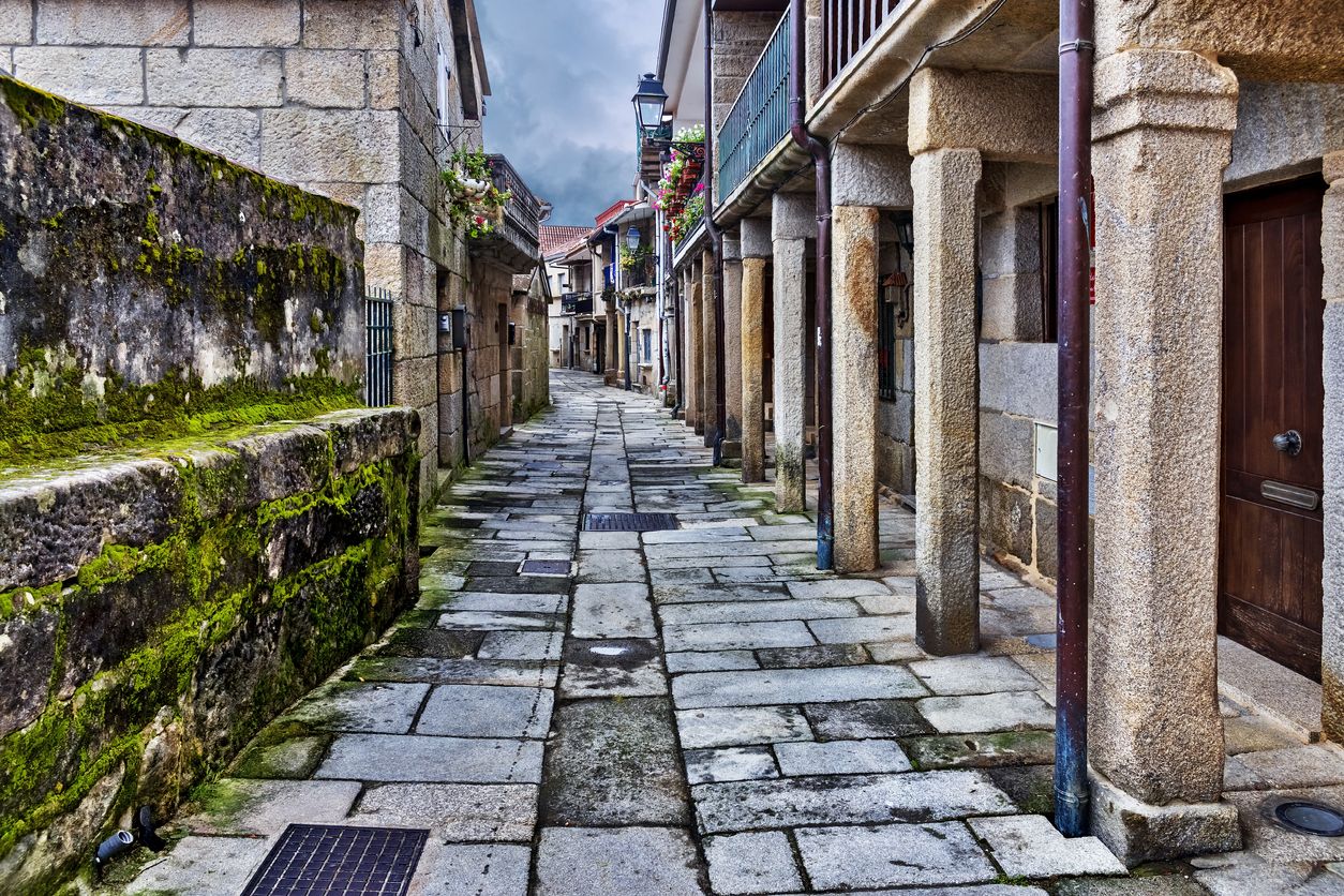Pasear por este pueblo gallego te transporta a un mundo de fantasía.