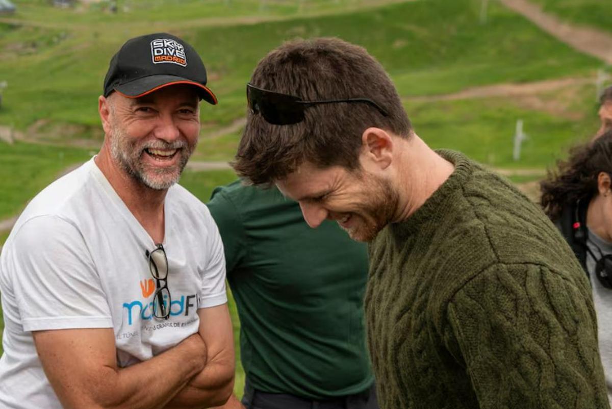 Armando del Rey (izq), el único superviviento de la tribu maldita del salto base, junto al actor Miguel Bernardeu, que hace de él en la película 'La Fiera'.