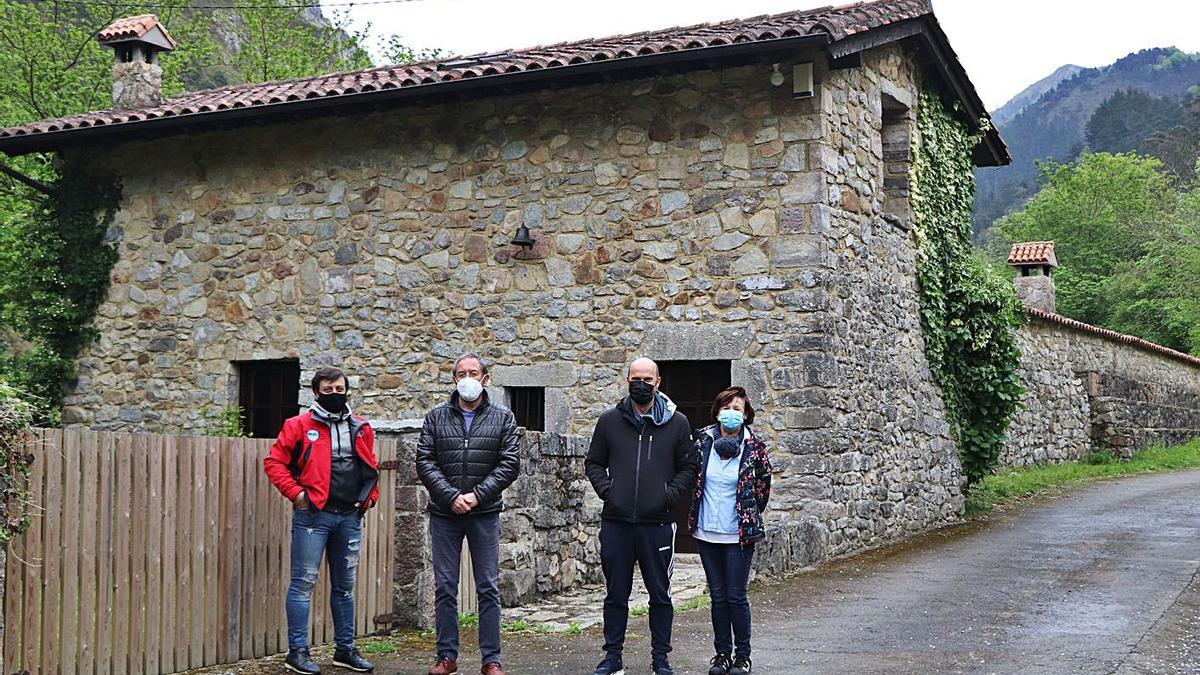 Por la izquierda, José Antonio Busto, Juan Carlos Cangas, Jorge Valle y Azucena Álvarez, junto a un molino convertido en vivienda en Santianes del Agua (Ribadesella). | Á. F.