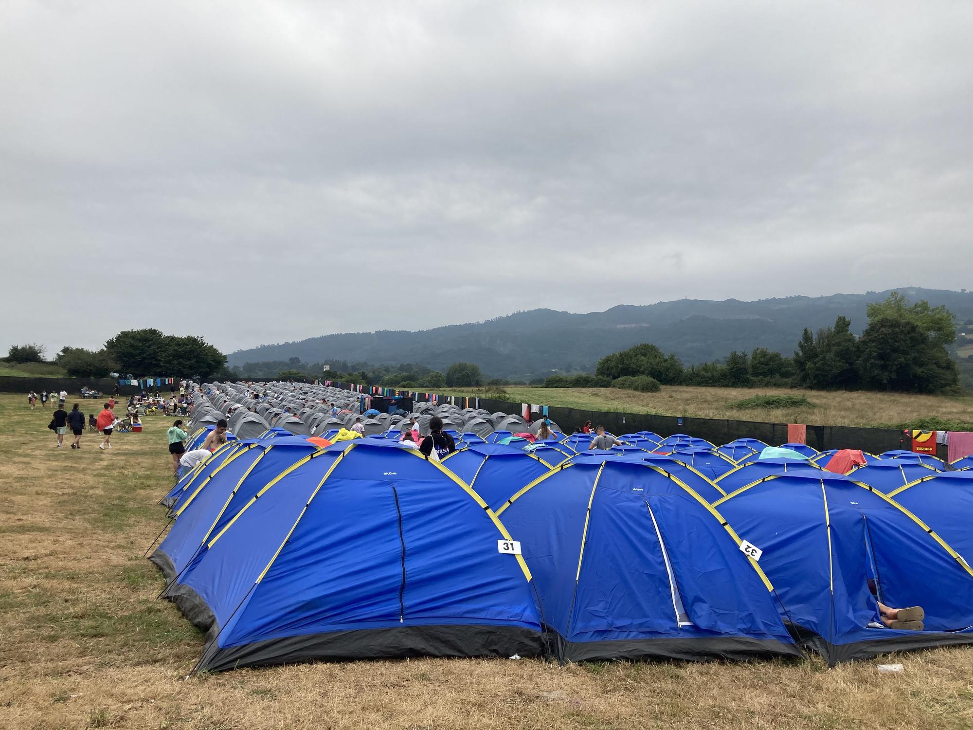 Vista general de la zona de descanso del Boombastic, con varios tipos de tiendas ya montadas