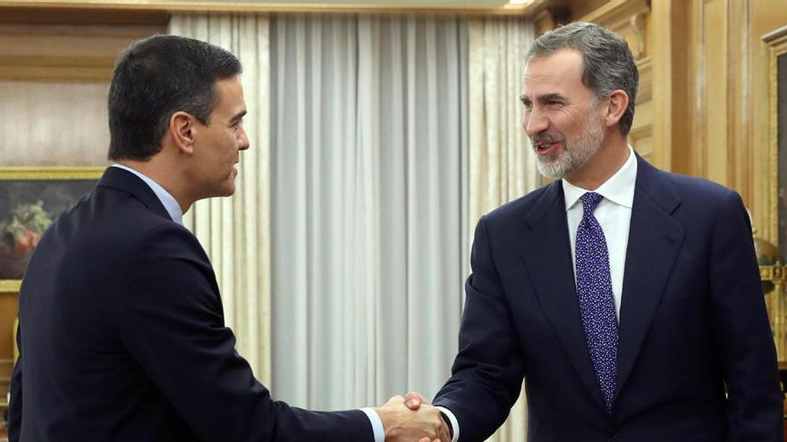 El presidente del Gobierno, Pedro Sánchez, saluda al Rey Felipe VI.