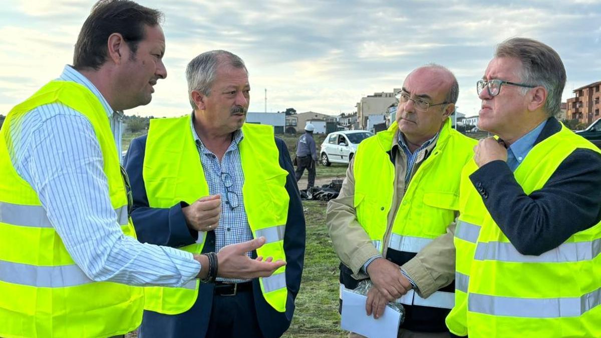 Víctor del Moral, secretario general de Desarrollo Sostenible, visita las obras.