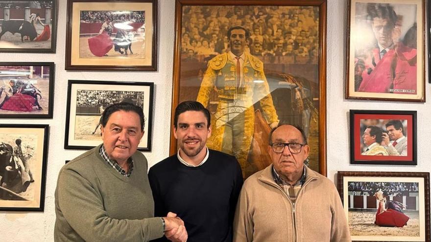 El maestro Tomás Campuzano junto a Borja Álvarez y el padre del joven novillero.