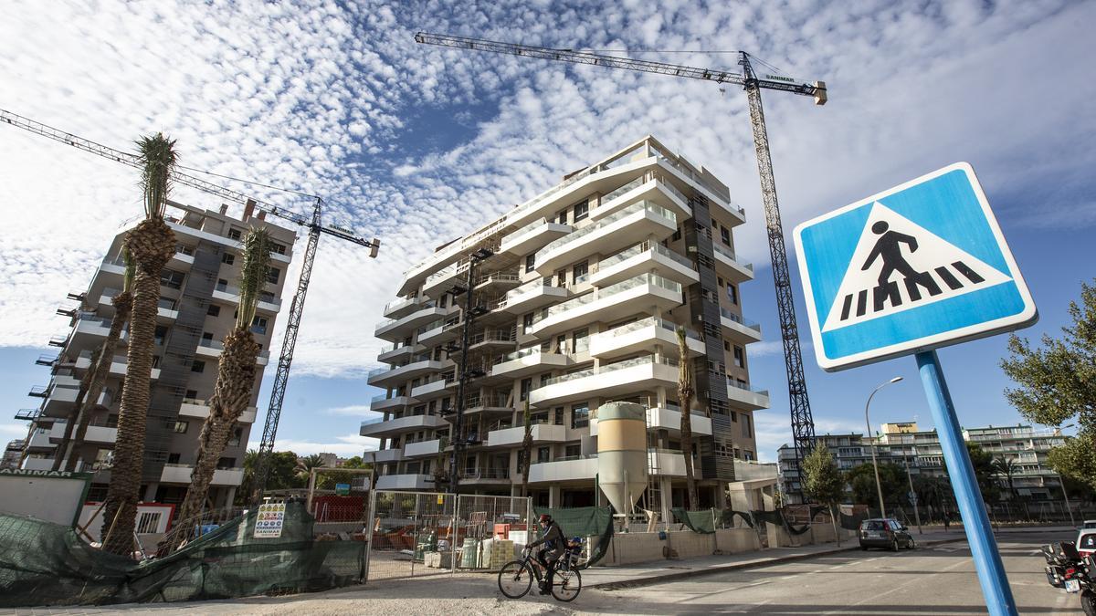 Edificios en construcción en la playa de San Juan de Alicante.