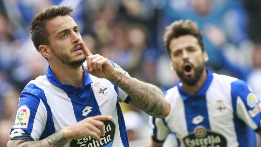 Joselu celebra el primer gol del encuentro en Riazor.