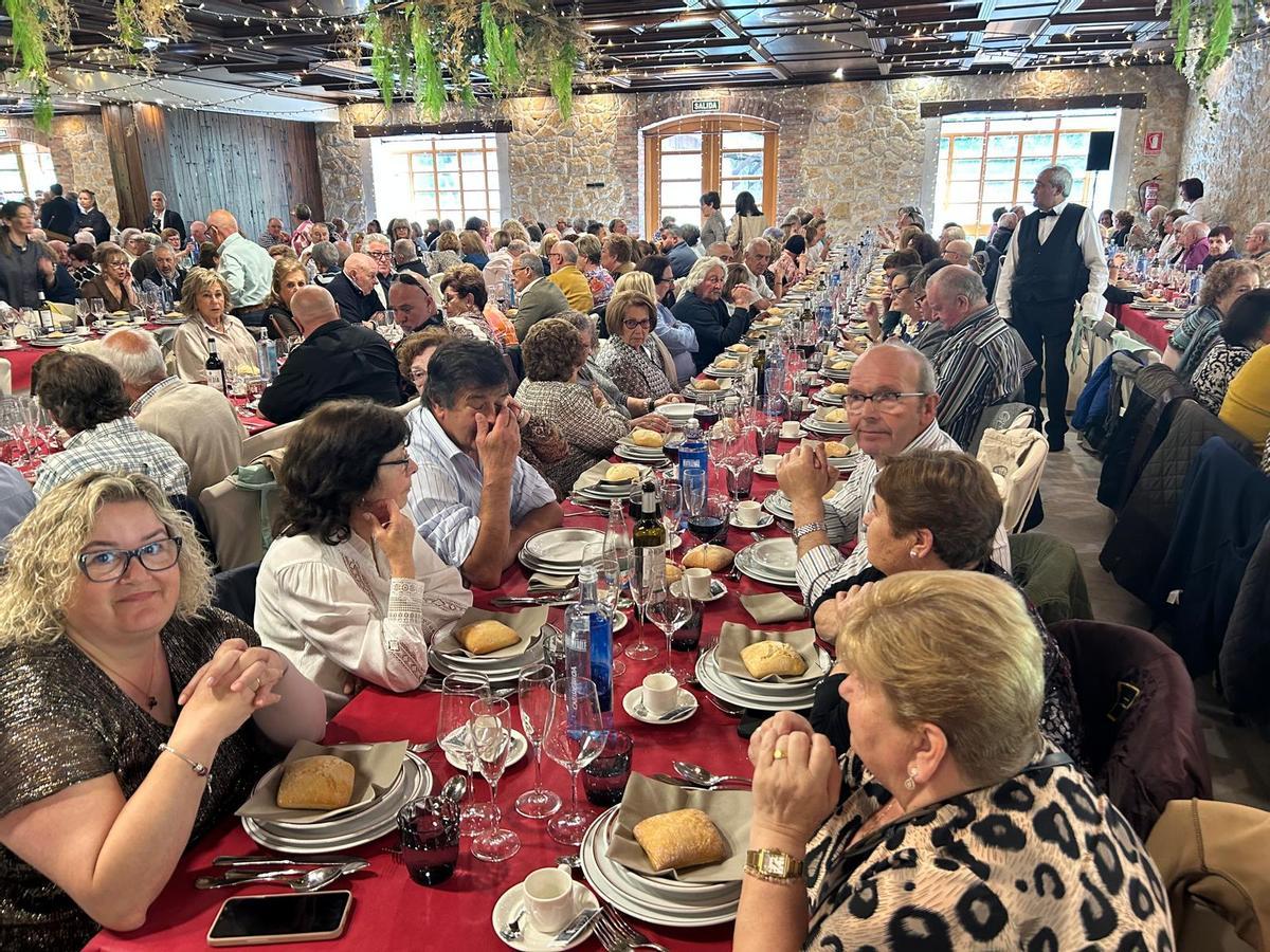 EN IMÁGENES: Comida por San Isidro de los jubilados de Llanera