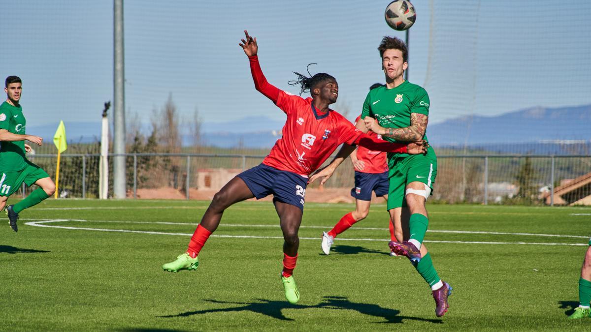 Assan, del Diocesano, pugna por el balón con un jugador del Cerdanyola.