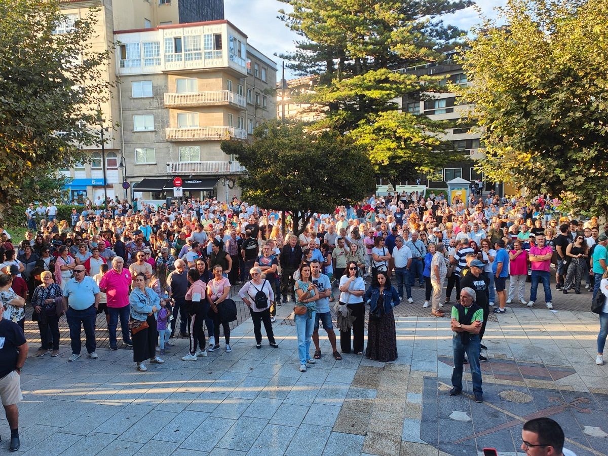 Multidudinaria protesta contra la subida de la basura en Cangas