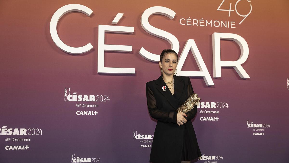 Gala Hernández posa con su  estatuilla en la 49ª edición de  los premios César.