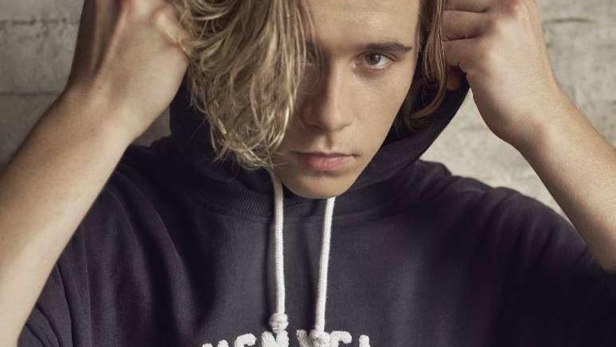 Brooklyn Beckham con una sudadera de Pull&amp;Bear.