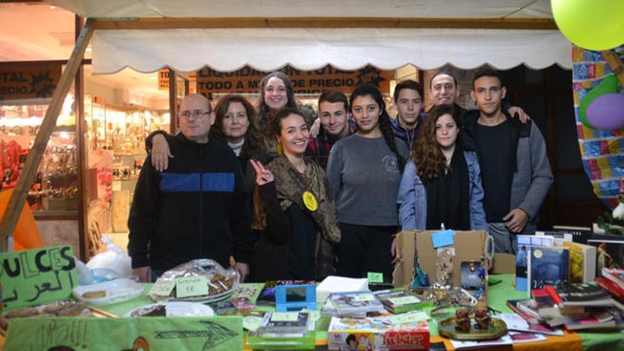 Algunos de los miembros de ´20 al evento´ en el Mercat de Nadal de Santa Eulària.