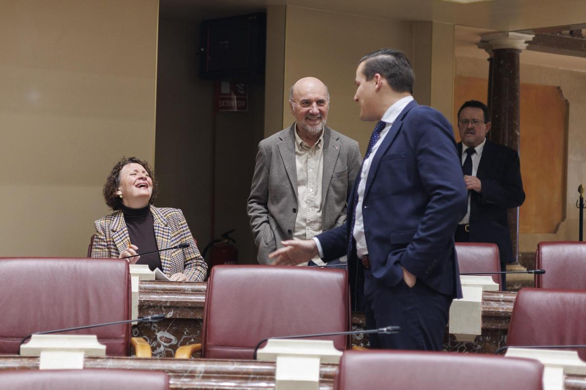 María Marín y José Luis Álvarez-Castellanos charlan animosamente con el diputado de Vox Ignacio Arcas.