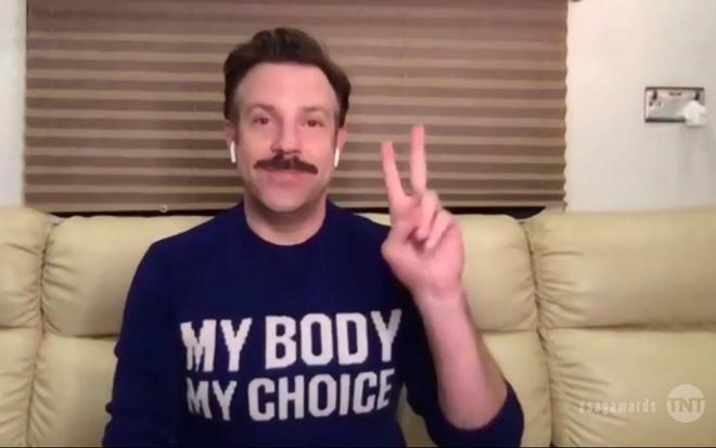 Jason Sudeikis con jersey con mensaje de Gucci 'My body my choice' en los Premios SAG 2021