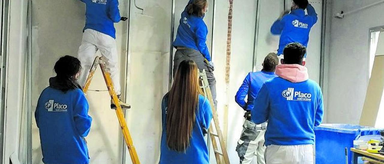 Alumnos del IES La Rosaleda durante una jornada de prácticas con una de sus empresas colaboradoras.