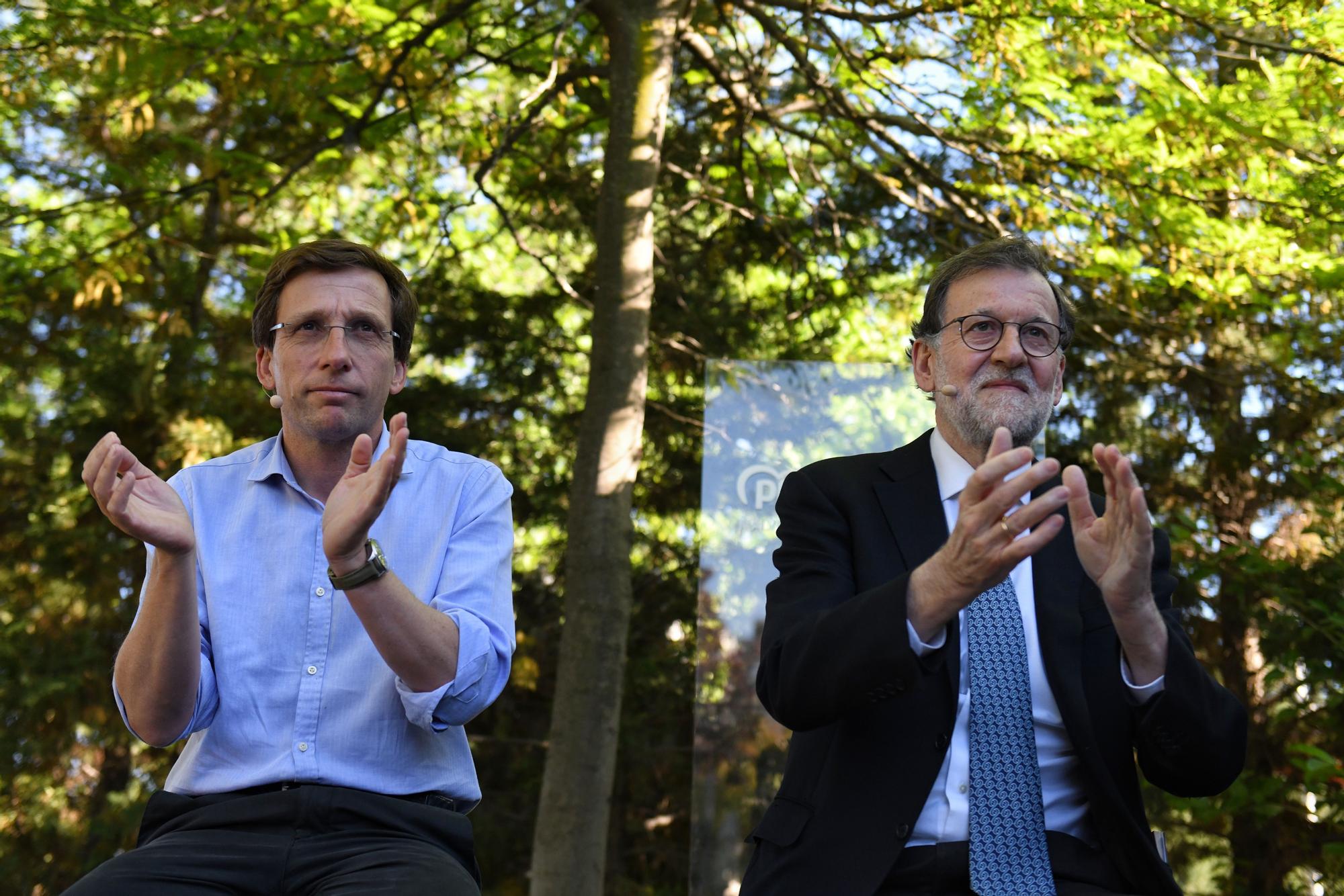 El expresidente del Gobierno Mariano Rajoy participa en un acto con jóvenes del PP de Madrid junto al alcalde de la capital, José Luis Martínez-Almeida.